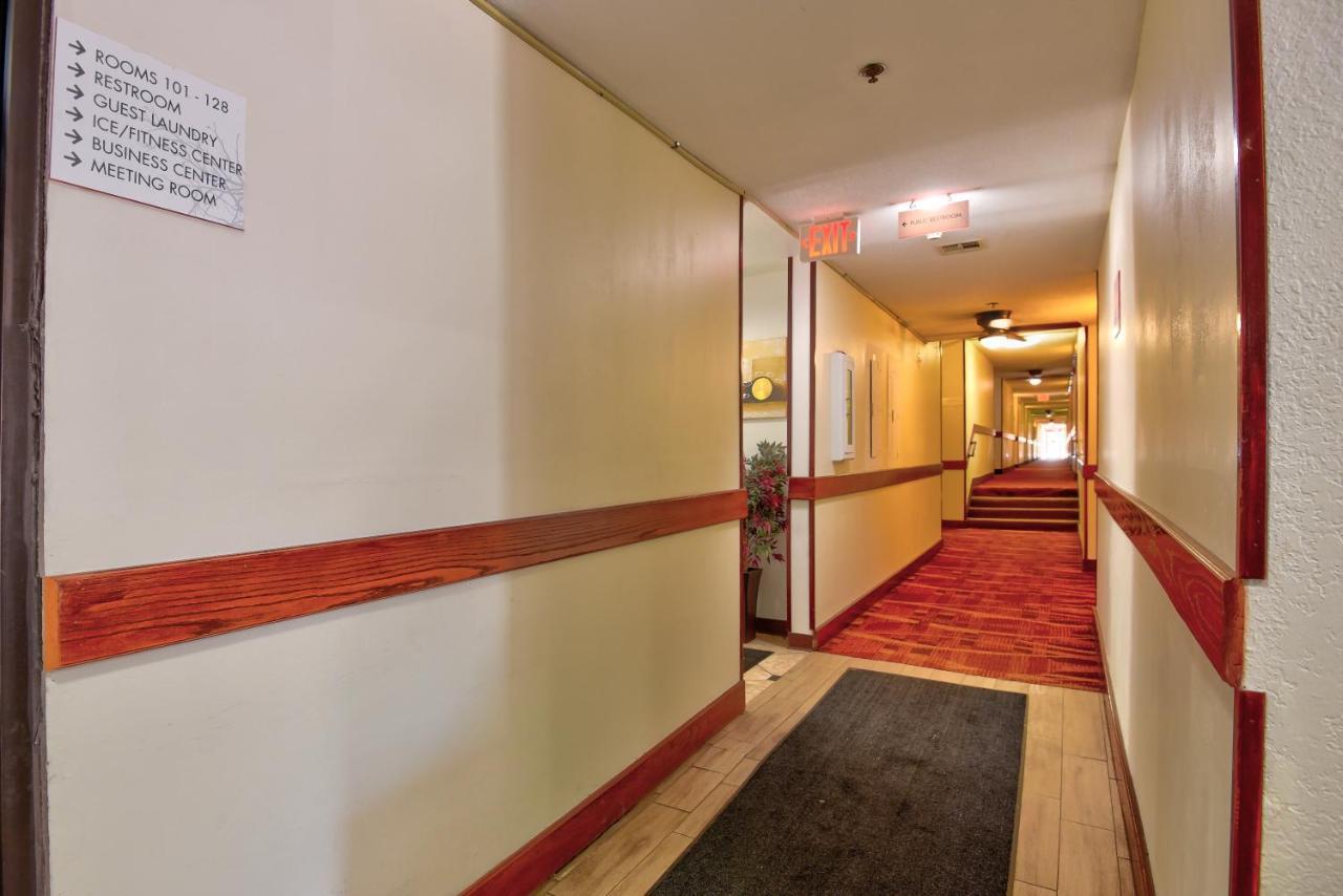 Ramada By Wyndham Oklahoma City Airport North מראה חיצוני תמונה
